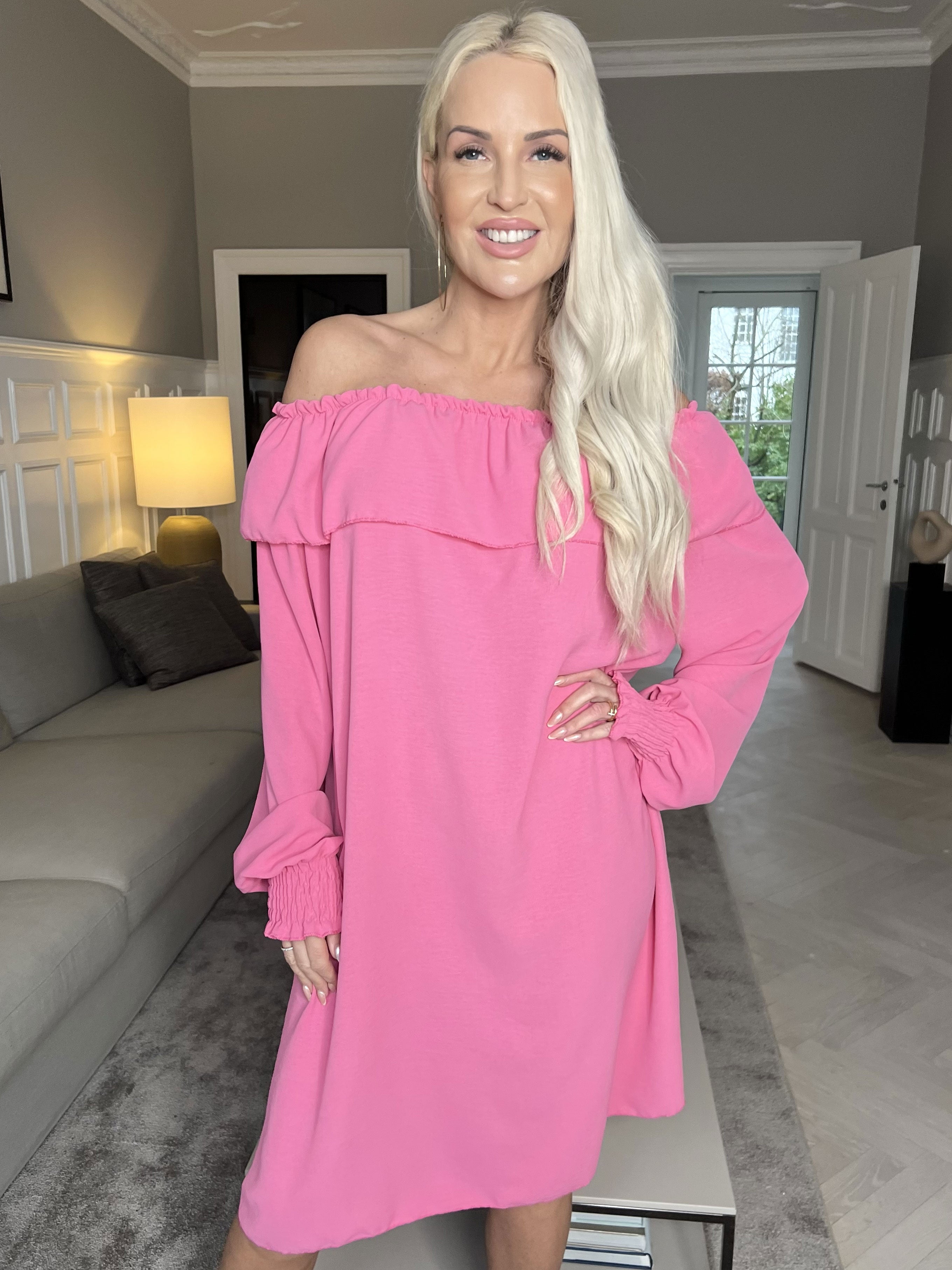 Elpida - Sød kjole med flæsekant og smock ved ærmet